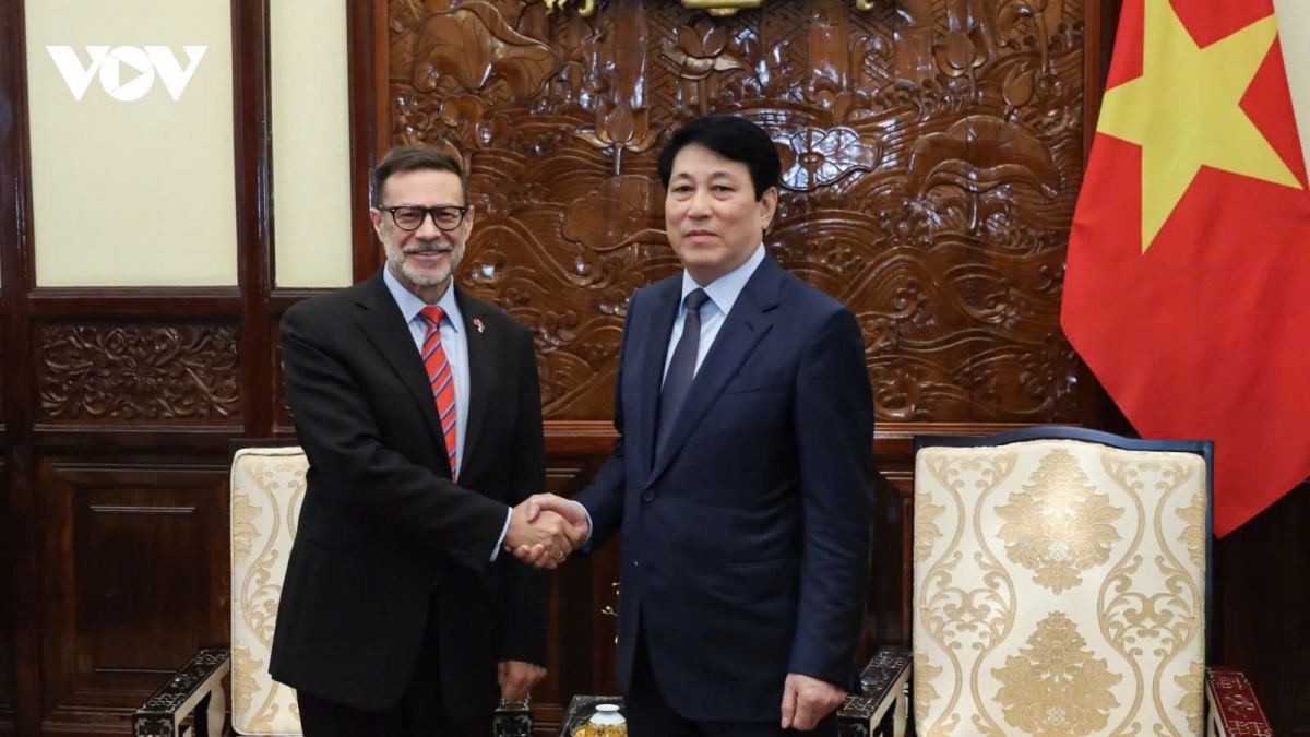 State President Luonng Cuonng receives outgoing Australian ambassador